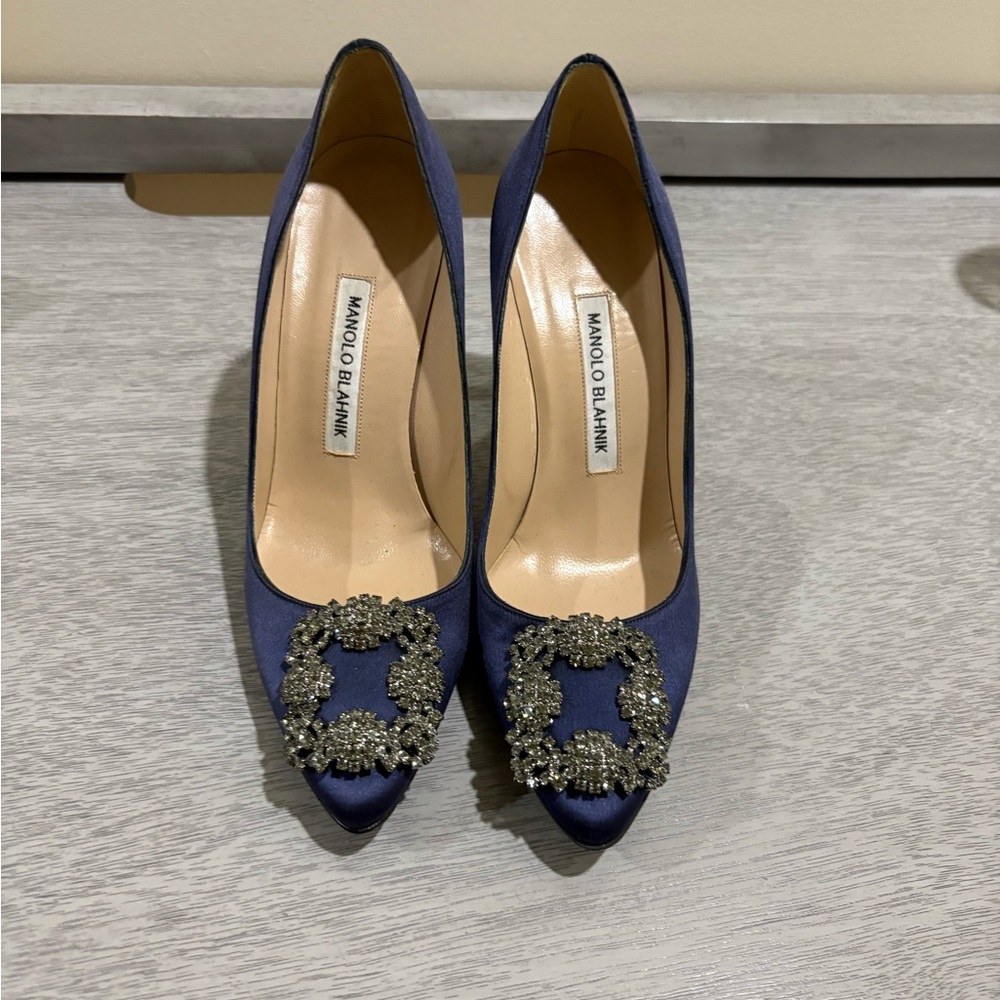 Classic Manolo Blahnik Navy Blue 100mm Pumps